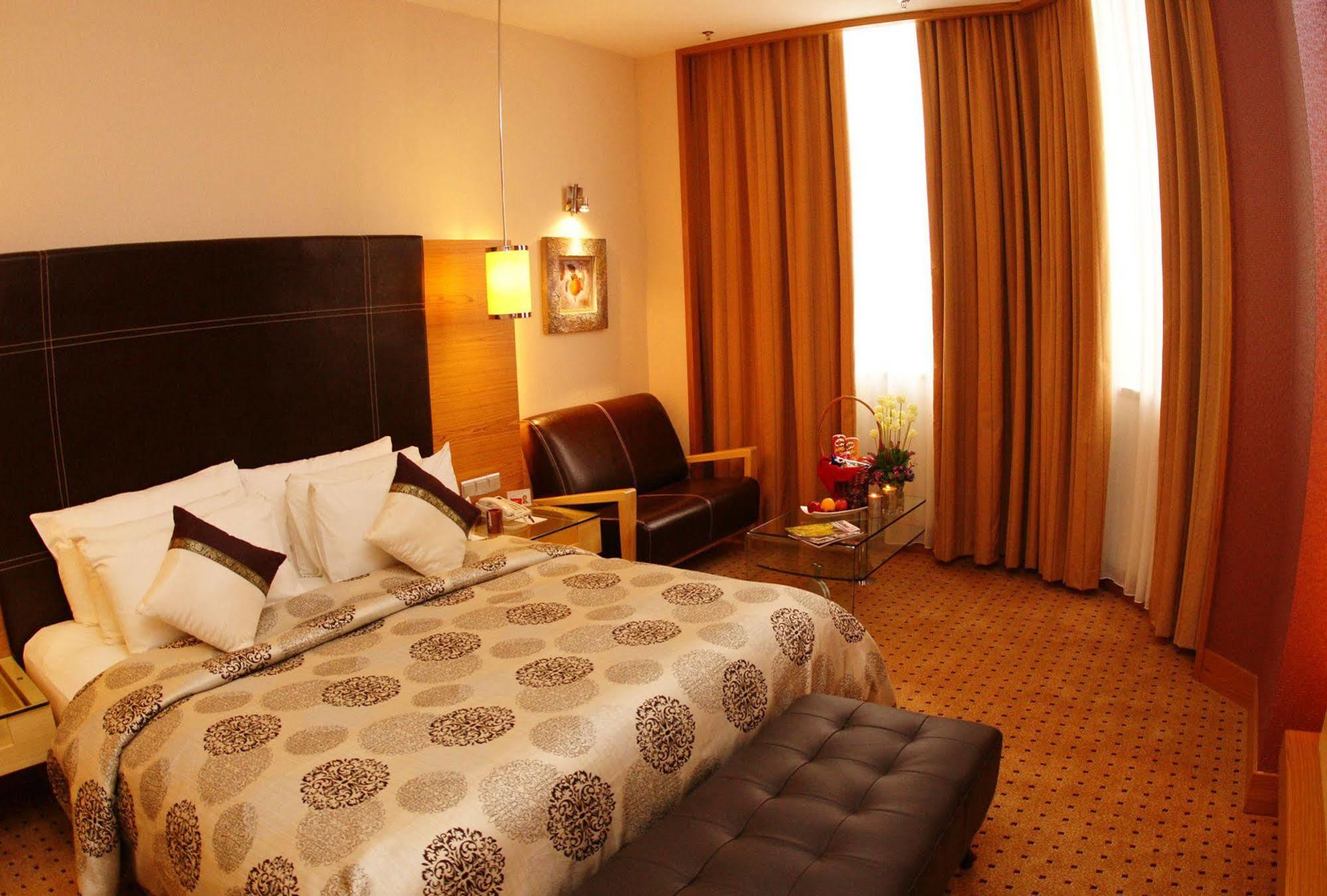 New World Suites Bintulu Exterior photo